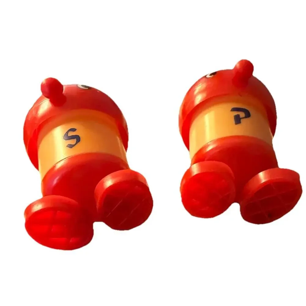 Vintage MCM Robot Salt & Pepper Shakers Plastic Made in Hong Kong 3676/33